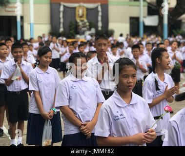 Bangkok, Tailandia. Il 15 giugno, 2017. I bambini si riuniscono in una scuola cantiere al fine di onorare il Re della Tailandia prima dell'inizio della classe, come ogni mattina, a Bangkok, Thailandia, 15 giugno 2017. Il nuovo monarca Maha Vajiralongkron celebra il suo sessantacinquesimo compleanno il 28 luglio 2017. - Nessun filo SERVICE - foto: Christoph Sator/dpa/Alamy Live News Foto Stock