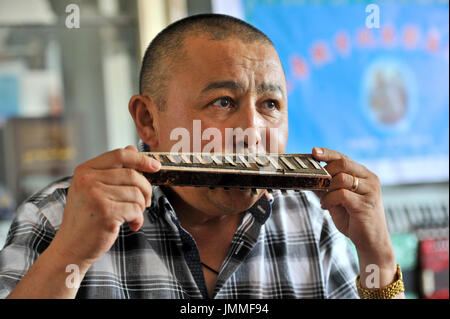 (170728) -- URUMQI, 28 luglio 2017 (Xinhua) -- Daowuran Duishanhan prove il timbro del pettine di una fisarmonica in Tacheng del nord-ovest della Cina di Xinjiang Uygur Regione autonoma, luglio 19, 2017. Daowuran è un insegnante, un uomo di manutenzione ed un collettore di fisarmonica che vive in Tacheng City. Il 46-anno-vecchio uomo è noto come un fanatico della fisarmonica. Dao ha iniziato a imparare la fisarmonica a 9 anni e ha trascorso 3 anni di formazione professionale presso un college di Tacheng e ha iniziato la sua collezione di fisarmonica nel 1987. Egli ha raccolto quasi 400 accordions negli ultimi trent'anni e ha ospitato un museo domestico di ac Foto Stock