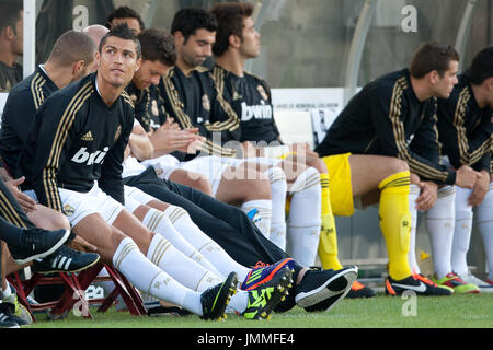 LOS ANGELES - 16 Luglio: Real Madrid C.F. F Cristiano Ronaldo n. 7 si trova sul banco di lavoro durante la prima metà del mondo del calcio gioco di sfida il 16 luglio 2011 presso il Los Angeles Memorial Coliseum. Foto Stock