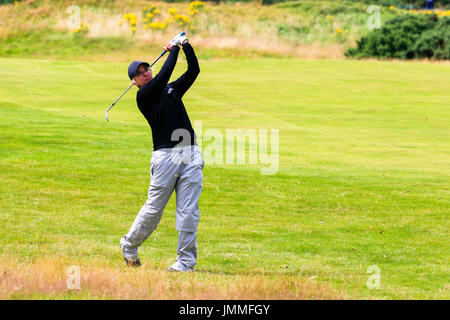 Irvine, Scotland, Regno Unito. 28 Luglio, 2017. Il secondo giorno del Signore Scottish Open Championship a Dundonald Links, Irvine, Ayrshire, in Scozia il tempo rimasto test con forte vento con raffiche fino fino a 25 km/h. Come i giocatori si sono battuti per mantenere il controllo sul loro pallina da golf alcuni buoni punteggi sono stati pubblicati e leader iniziando ad emergere con totali di 4, 5 e 6 sotto per il primo dei due round. Credito: Findlay/Alamy Live News Foto Stock