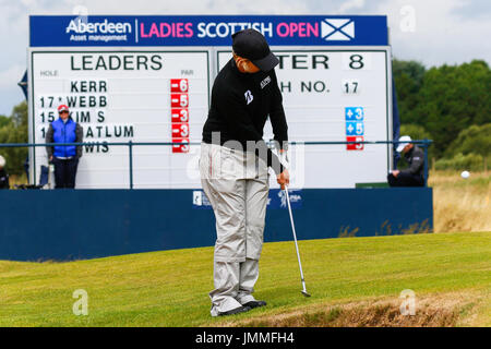 Irvine, Scotland, Regno Unito. 28 Luglio, 2017. Il secondo giorno del Signore Scottish Open Championship a Dundonald Links, Irvine, Ayrshire, in Scozia il tempo rimasto test con forte vento con raffiche fino fino a 25 km/h. Come i giocatori si sono battuti per mantenere il controllo sul loro pallina da golf alcuni buoni punteggi sono stati pubblicati e leader iniziando ad emergere con totali di 4, 5 e 6 sotto per il primo dei due round. Credito: Findlay/Alamy Live News Foto Stock