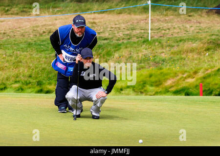 Irvine, Scotland, Regno Unito. 28 Luglio, 2017. Il secondo giorno del Signore Scottish Open Championship a Dundonald Links, Irvine, Ayrshire, in Scozia il tempo rimasto test con forte vento con raffiche fino fino a 25 km/h. Come i giocatori si sono battuti per mantenere il controllo sul loro pallina da golf alcuni buoni punteggi sono stati pubblicati e leader iniziando ad emergere con totali di 4, 5 e 6 sotto per il primo dei due round. Credito: Findlay/Alamy Live News Foto Stock