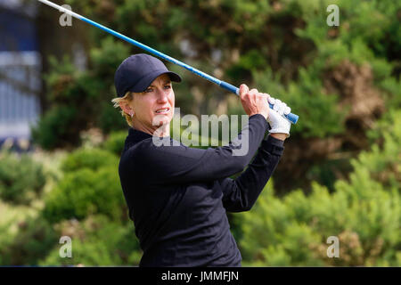 Irvine, Scotland, Regno Unito. 28 Luglio, 2017. Il secondo giorno del Signore Scottish Open Championship a Dundonald Links, Irvine, Ayrshire, in Scozia il tempo rimasto test con forte vento con raffiche fino fino a 25 km/h. Come i giocatori si sono battuti per mantenere il controllo sul loro pallina da golf alcuni buoni punteggi sono stati pubblicati e leader iniziando ad emergere con totali di 4, 5 e 6 sotto per il primo dei due round. Credito: Findlay/Alamy Live News Foto Stock