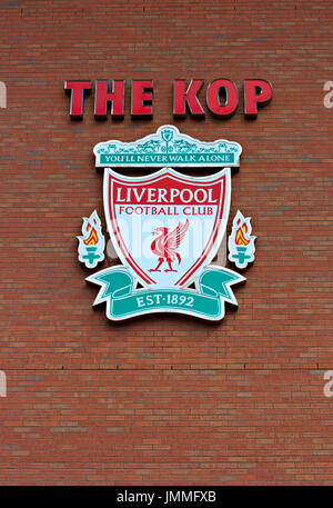 Liverpool, Regno Unito, 21 aprile 2012. Il Liverpool football club crest, dal Kop ingresso allo stadio. Foto Stock