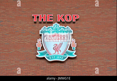 Liverpool, Regno Unito, 17 Aprile 2014 - Liverpool football club crest, dal Kop ingresso allo stadio. Foto Stock