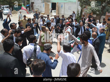 Gli attivisti del Tehreek-e-Insaf sono esultante sul caso di Panama verdetto, a Quetta, Venerdì, 28 luglio 2017. La Corte Suprema del Pakistan sul Venerdì squalificato Primo ministro Nawaz Sharif mentre i riferimenti di ordinazione in corte di responsabilità contro di lui, i suoi figli e il suo genero. La Corte apex ha ordinato il PM immediatamente abbandonare il sedile. Foto Stock