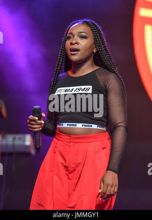 Lulworth Castle, Dorset, Regno Unito. 28 Luglio, 2017. Ray Blk esegue sul palco del castello a Camp Bestival 2017, Venerdì, Lulworth Castle, Dorset, UK Credit: Jules annan/Alamy Live News Foto Stock