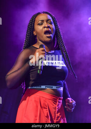 Lulworth Castle, Dorset, Regno Unito. 28 Luglio, 2017. Ray Blk esegue sul palco del castello a Camp Bestival 2017, Venerdì, Lulworth Castle, Dorset, UK Credit: Jules annan/Alamy Live News Foto Stock