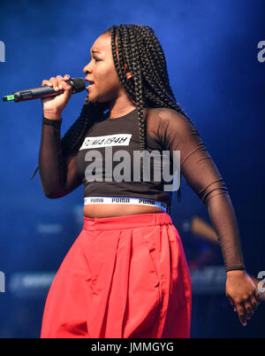 Lulworth Castle, Dorset, Regno Unito. 28 Luglio, 2017. Ray Blk esegue sul palco del castello a Camp Bestival 2017, Venerdì, Lulworth Castle, Dorset, UK Credit: Jules annan/Alamy Live News Foto Stock