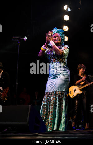 WOMAD Festival, Charlton Park, Wiltshire, Regno Unito. Il 28 luglio 2017. Cantante del Mali Oumou Sangare suona dal vivo sul palcoscenico open-air al WOMAD, come la pioggia inizia a poveri. Credito: Francesca Moore/Alamy Live News Foto Stock