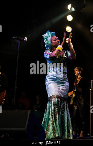 WOMAD Festival, Charlton Park, Wiltshire, Regno Unito. Il 28 luglio 2017. Cantante del Mali Oumou Sangare suona dal vivo sul palcoscenico open-air al WOMAD, come la pioggia inizia a poveri. Credito: Francesca Moore/Alamy Live News Foto Stock