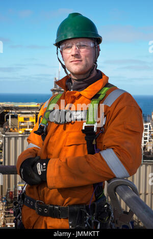 Industria petrolifera e del gas nel mare del Nord, ponteggiatore in posa per una immagine nella sua tuta arancione / tute. Credito: lee ramsden / alamy Foto Stock