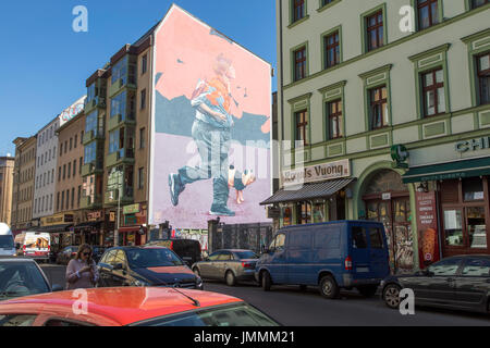 Berlino, Germania, Downtown, il quartiere di Kreuzberg, Kottbusser Tor area, pittura murale, Foto Stock