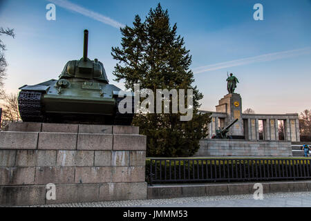 Berlino, Germania, memoriale per i soldati sovietici, quartiere Tiergarten, Russo T-34 serbatoio, Foto Stock