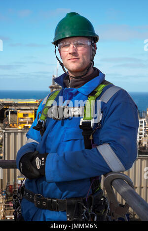 Industria petrolifera e del gas nel mare del Nord, ponteggiatore in posa per una immagine nella sua tuta blu / tute.credit: lee ramsden / alamy Foto Stock