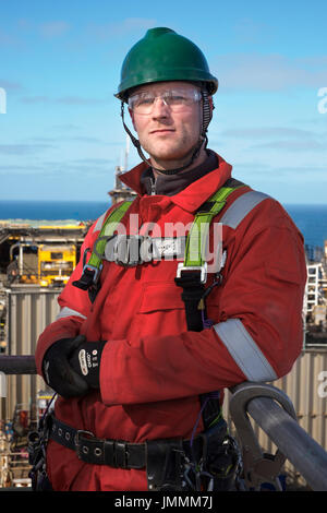 Industria petrolifera e del gas nel mare del Nord, ponteggiatore in posa per una immagine nella sua tuta rossa / tute. Credito: lee ramsden / alamy Foto Stock