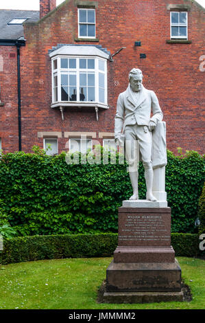 Statua di William Wilberforce nella motivazione della sua città natale, Wilberforce House, scafo. Vedere i dettagli nella descrizione. Foto Stock