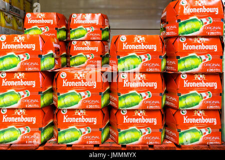 Scatole di Kronenbourg lager bottiglie su uno scaffale di supermercato Foto Stock