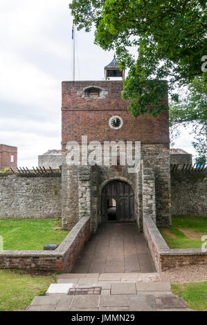 La Elizabethan Upnor castello sull'Hoo penisola nella parte settentrionale del Kent, Inghilterra. Foto Stock