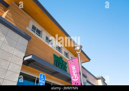 Facciata di Whole Foods Market negozio di alimentari, con lettura di segnaletica "crescere", Dublino, California, 27 giugno 2017. Foto Stock