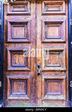 Primo piano della vecchia, indossato antica porta in legno con vernice di pelatura Foto Stock