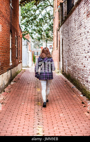 Torna su giovane donna camminare in modo vicolo in mattoni con ciottoli nel quartiere di Georgetown, a Washington DC Foto Stock