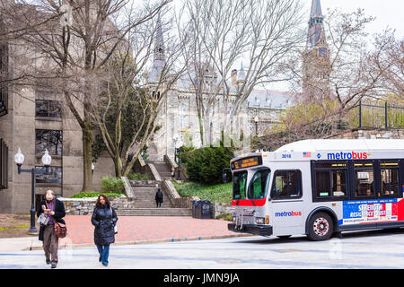 Washington DC, Stati Uniti d'America - 20 Marzo 2017: le fasi di vecchia storica Georgetown University nel campus con persone attraversando via in autobus Foto Stock