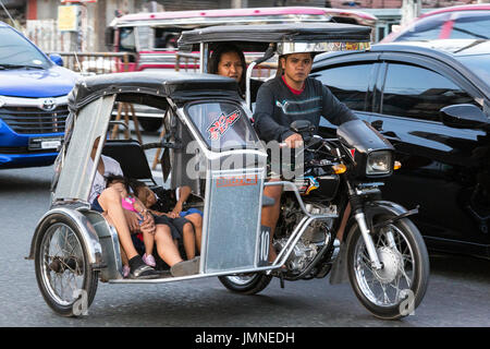 Il triciclo taxi nel traffico, Angeles City, Pampanga, Filippine Foto Stock