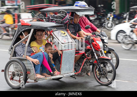 Il triciclo taxi nel traffico, Angeles City, Pampanga, Filippine Foto Stock