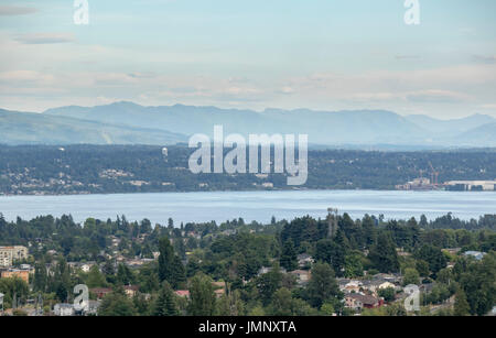 Vista aerea verso Renton e il Lago Washington e Cougar e Tiger Mountain da Ranier Valley, Seattle, nello Stato di Washington, USA Foto Stock