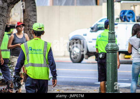 Honolulu, Hawaii - Maggio 26, 2016: Malama Waikiki membri di equipaggio fuori e circa su strada - Waikiki equipaggi fornire janitorial, manutenzione e landscapi Foto Stock