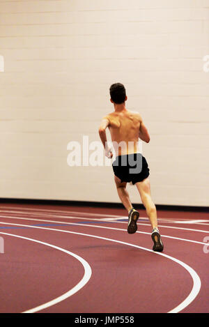 Un giovane di alta scuola atleta treni nella offseason in preparazione per la concorrenza e per rimanere in forma Foto Stock