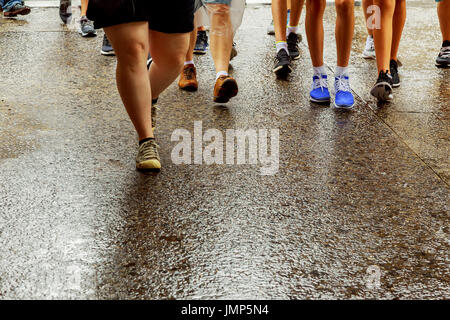 La gente a piedi lungo la West 42nd Street a New York. Quasi 19 milioni di persone vivono in area metropolitana di New York City. Foto Stock