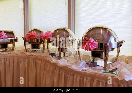 Ristorante vassoi riscaldati in piedi in linea pronto per il servizio. ristorante a buffet, ristorante dell'hotel. Riscaldate il cibo nel ristorante Foto Stock