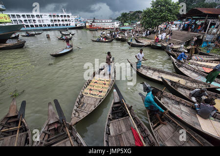 Imbarcazioni a remi sul fiume Buriganga, Dacca in Bangladesh Foto Stock