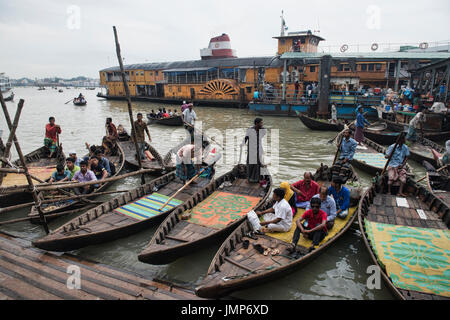 Imbarcazioni a remi a Saderghat sul fiume Buriganga, Dacca in Bangladesh Foto Stock