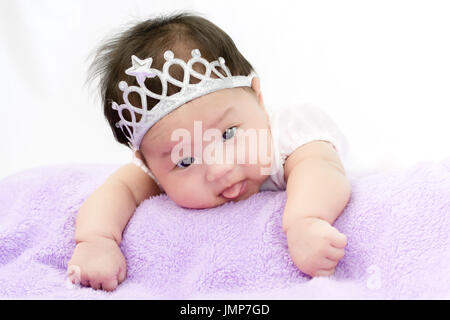 Ritratto di adorabile bambina con la corona. Foto Stock