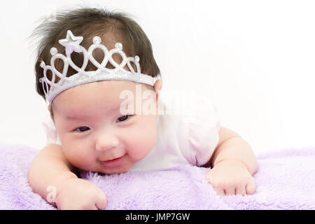 Ritratto di adorabile bambina con la corona. Foto Stock