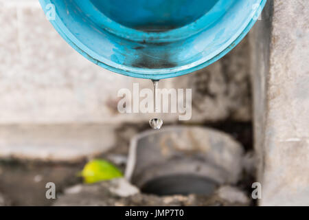 Arrestare il movimento della goccia di acqua dal tubo in PVC Foto Stock