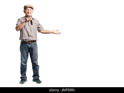 Ritratto di un felice uomo maturo presentato con microfono. Isolato corpo pieno su sfondo bianco con spazio di copia Foto Stock