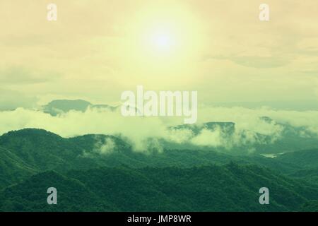 Mattina paesaggio di montagna con onde di nebbia a Khao Kho, Phetchabun provincia, Thailandia. Onde di nuvole nei picchi di montagna ricoperta di boschi di conifere Foto Stock