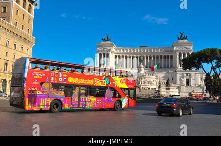 Roma, Italia - 21 Giugno 2016: turisti sightseeing Piazza Venezia dal locale tour bus a Roma, Italia Foto Stock