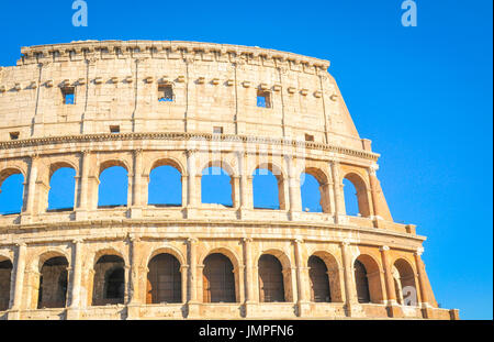 Dettagli architettonici del Colosseo a Roma, Italia Foto Stock