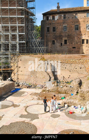 Roma, Italia - 21 Giugno 2016: persone lavorano su un sito archeologico della città antica di Roma, Italia Foto Stock