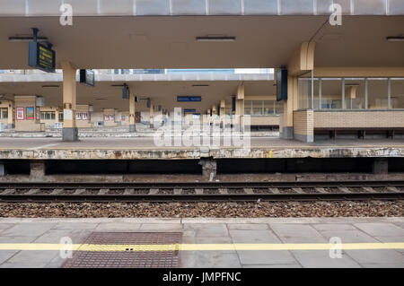 Vista su piattaforme vuota della stazione ferroviaria Gare du Nord, domenica 19 luglio, 2015 Bruxelles, Belgio. Foto Stock