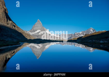 Vista sul Cervino si riflette nel lago Riffelsee, mercoledì 24 agosto 2016, vicino a Zermatt, Svizzera. Foto Stock