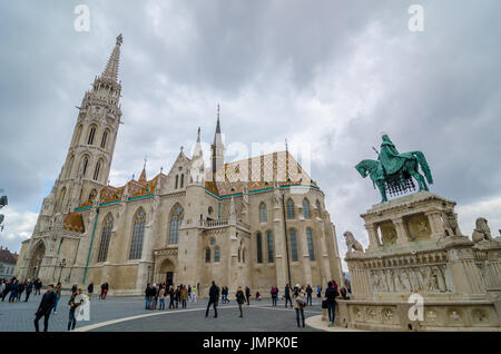 Budapest, Ungheria - 20 Febbraio 2016: La Chiesa di San Mattia, una chiesa si trova a Budapest, in Ungheria, di fronte al Bastione del Pescatore al cuore di Bud Foto Stock