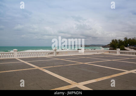 Vuoto spiaggia di El Sardinero promenade, a Santander, Cantabria, SPAGNA Foto Stock