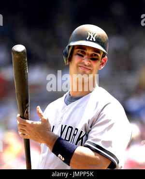 Washington, D.C. - 17 Giugno 2006 -- New York Yankee catcher Jorge Posada (20) si prepara a bat nella terza inning contro i cittadini di Washington a RFK Stadium di Washington, il 17 giugno 2006. Credito: Ron Sachs / CNP