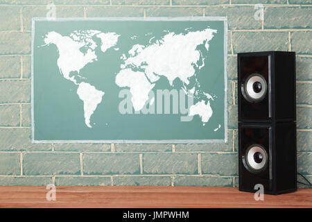 Sistema di acustica e insolito display lcd con mappa del mondo Foto Stock